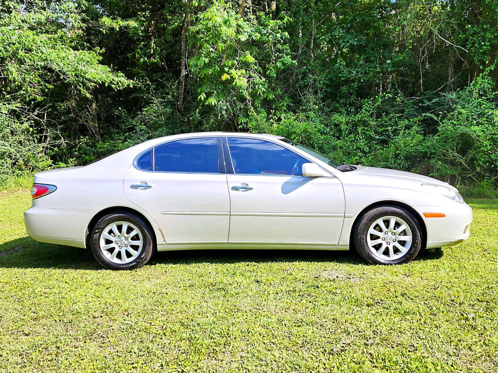 2002 Silver Lexus ES 300 Sedan (JTHBF30G220) with an 3.0L V6 DOHC 24V engine, 5-Speed Automatic Overdrive transmission, located at 18001 Kellogg Rd, Saucier, MS, 39574, (228) 832-1441, 139.421463, -76.641457 - Photo #2
