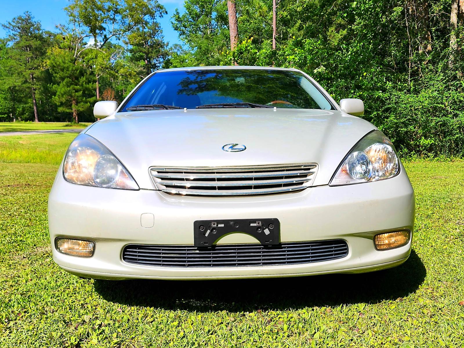 2002 Silver Lexus ES 300 Sedan (JTHBF30G220) with an 3.0L V6 DOHC 24V engine, 5-Speed Automatic Overdrive transmission, located at 18001 Kellogg Rd, Saucier, MS, 39574, (228) 832-1441, 139.421463, -76.641457 - Photo #4