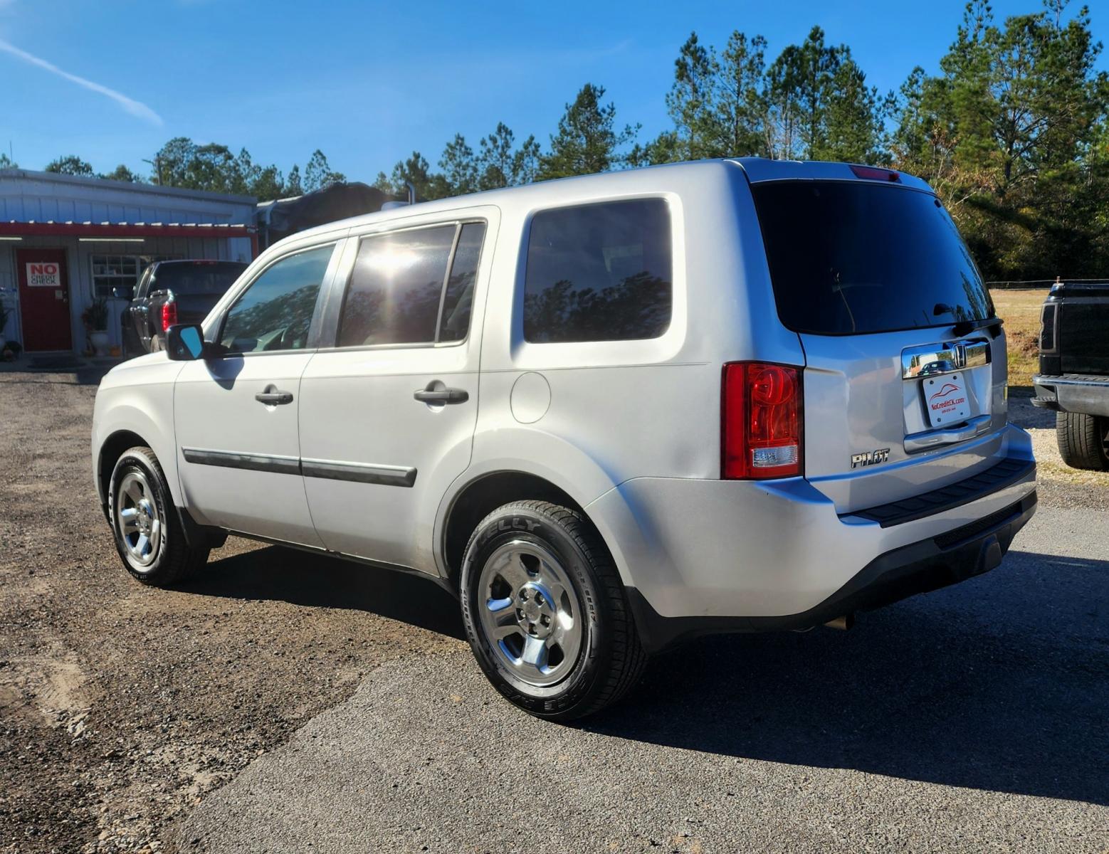 2012 Grey Honda Pilot LX 2WD 5-Spd AT (5FNYF3H2XCB) with an 3.5L V6 SOHC 24V engine, 5-Speed Automatic transmission, located at 18001 Kellogg Rd, Saucier, MS, 39574, (228) 832-1441, 139.421463, -76.641457 - 1-OWNER !! 2012 HONDA PILOT LX – HONDA Strong! - 3.5L V6 SOHC 24V – Runs GREAT - Just Serviced! – CARFAX 1-OWNER Vehicle! – CARFAX Well-Maintained Vehicle! – FUEL SAVER!! est. 30 MPG hwy! – AUTOMATIC Transmission – Ice COLD A/C with Rear Control - Photo #8
