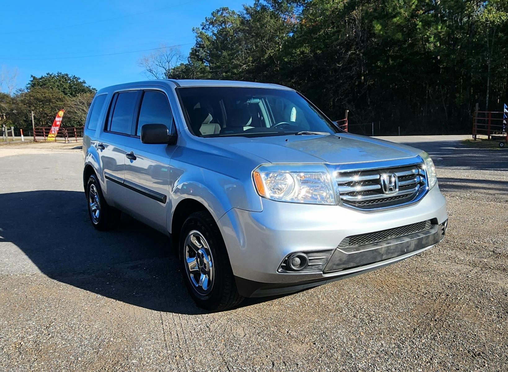 2012 Grey Honda Pilot LX 2WD 5-Spd AT (5FNYF3H2XCB) with an 3.5L V6 SOHC 24V engine, 5-Speed Automatic transmission, located at 18001 Kellogg Rd, Saucier, MS, 39574, (228) 832-1441, 139.421463, -76.641457 - 1-OWNER !! 2012 HONDA PILOT LX – HONDA Strong! - 3.5L V6 SOHC 24V – Runs GREAT - Just Serviced! – CARFAX 1-OWNER Vehicle! – CARFAX Well-Maintained Vehicle! – FUEL SAVER!! est. 30 MPG hwy! – AUTOMATIC Transmission – Ice COLD A/C with Rear Control - Photo #4