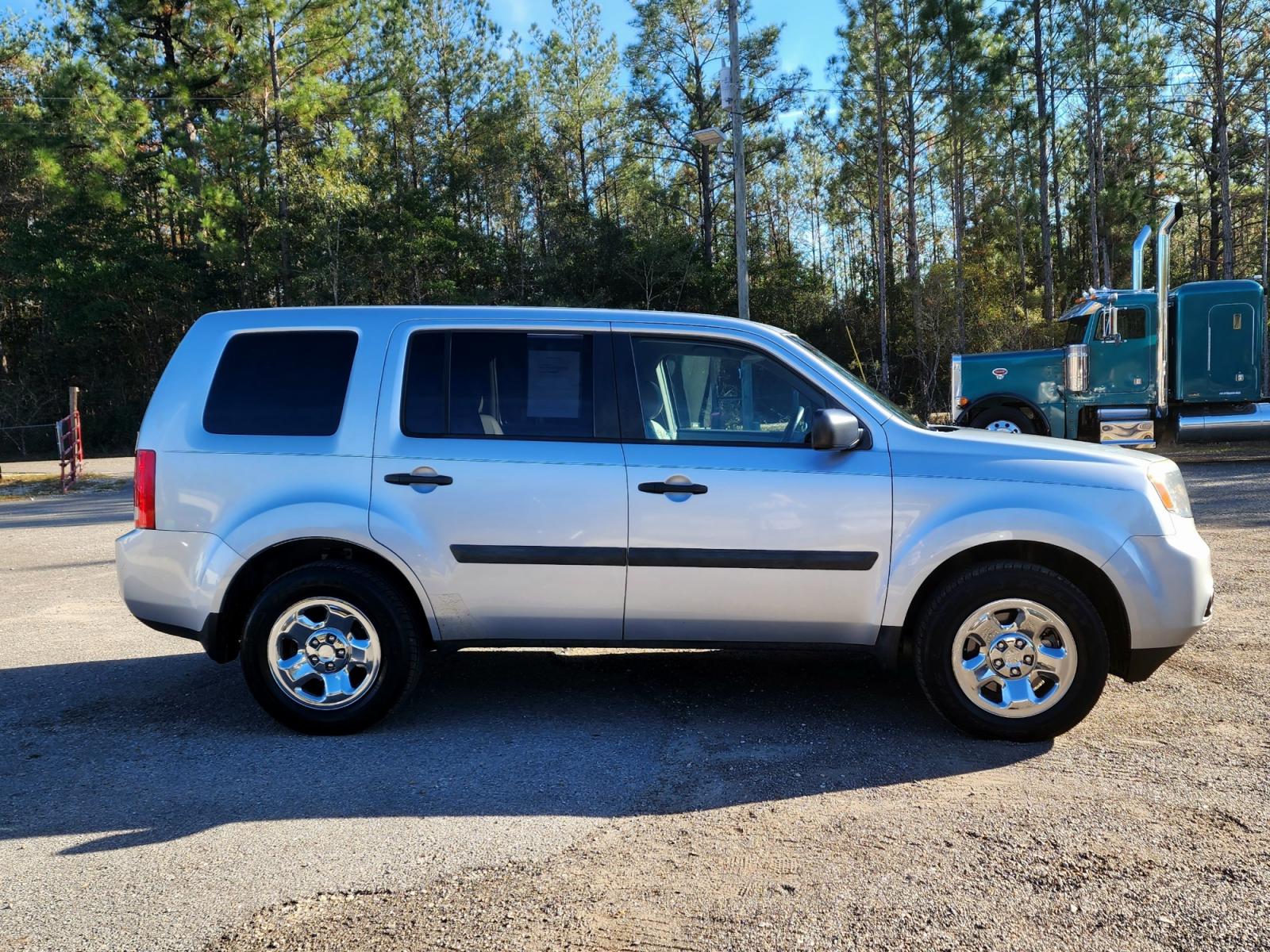 2012 Grey Honda Pilot LX 2WD 5-Spd AT (5FNYF3H2XCB) with an 3.5L V6 SOHC 24V engine, 5-Speed Automatic transmission, located at 18001 Kellogg Rd, Saucier, MS, 39574, (228) 832-1441, 139.421463, -76.641457 - 1-OWNER !! 2012 HONDA PILOT LX – HONDA Strong! - 3.5L V6 SOHC 24V – Runs GREAT - Just Serviced! – CARFAX 1-OWNER Vehicle! – CARFAX Well-Maintained Vehicle! – FUEL SAVER!! est. 30 MPG hwy! – AUTOMATIC Transmission – Ice COLD A/C with Rear Control - Photo #5