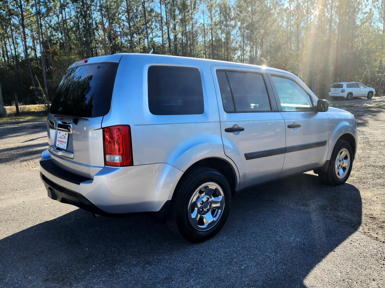 2012 Grey Honda Pilot LX 2WD 5-Spd AT (5FNYF3H2XCB) with an 3.5L V6 SOHC 24V engine, 5-Speed Automatic transmission, located at 18001 Kellogg Rd, Saucier, MS, 39574, (228) 832-1441, 139.421463, -76.641457 - 1-OWNER !! 2012 HONDA PILOT LX – HONDA Strong! - 3.5L V6 SOHC 24V – Runs GREAT - Just Serviced! – CARFAX 1-OWNER Vehicle! – CARFAX Well-Maintained Vehicle! – FUEL SAVER!! est. 30 MPG hwy! – AUTOMATIC Transmission – Ice COLD A/C with Rear Control - Photo #6