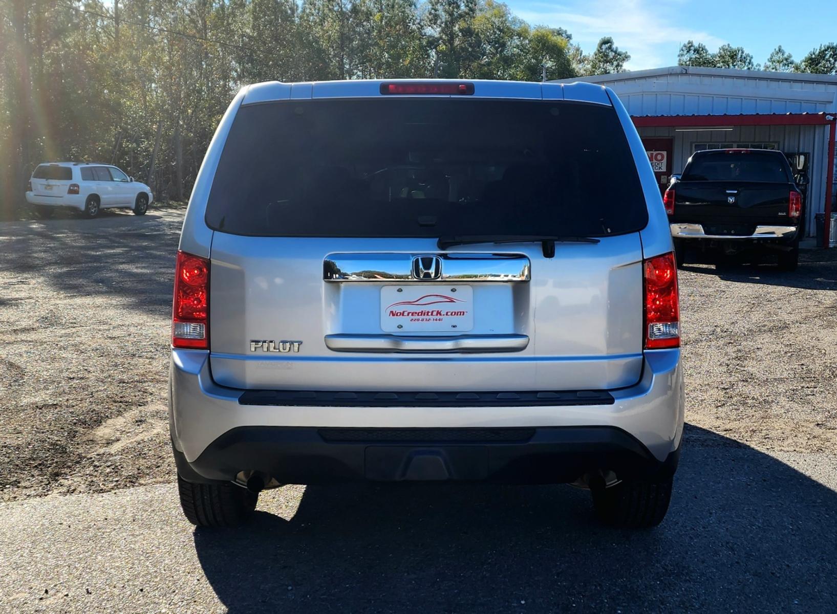 2012 Grey Honda Pilot LX 2WD 5-Spd AT (5FNYF3H2XCB) with an 3.5L V6 SOHC 24V engine, 5-Speed Automatic transmission, located at 18001 Kellogg Rd, Saucier, MS, 39574, (228) 832-1441, 139.421463, -76.641457 - 1-OWNER !! 2012 HONDA PILOT LX – HONDA Strong! - 3.5L V6 SOHC 24V – Runs GREAT - Just Serviced! – CARFAX 1-OWNER Vehicle! – CARFAX Well-Maintained Vehicle! – FUEL SAVER!! est. 30 MPG hwy! – AUTOMATIC Transmission – Ice COLD A/C with Rear Control - Photo #7