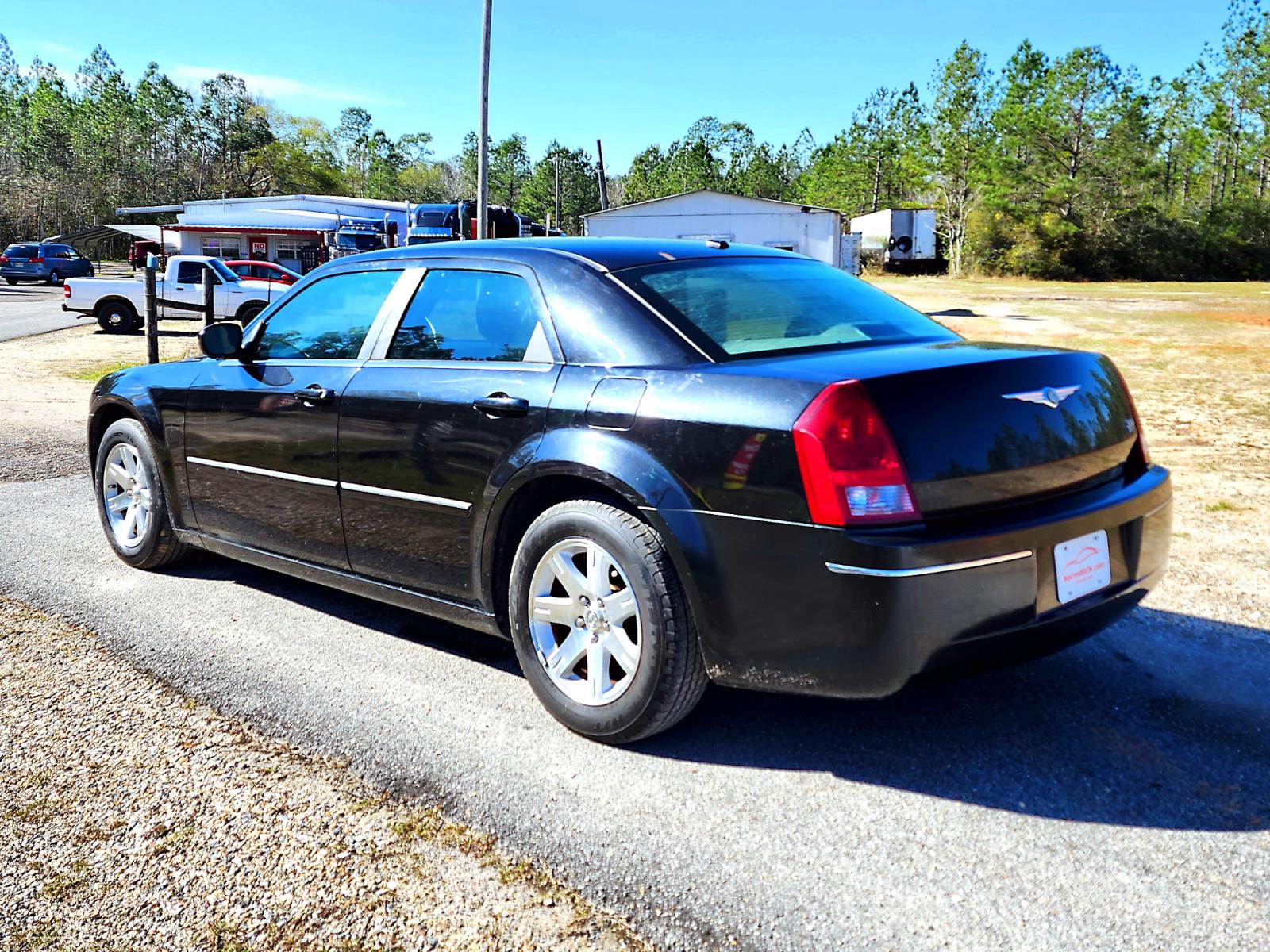 2006 Black Chrysler 300 Touring (2C3KA53G86H) with an 3.5L V6 DOHC 24V engine, 4-Speed Automatic Overdrive transmission, located at 18001 Kellogg Rd., Saucier, MS, 39574, (228) 832-1441, 0.000000, 0.000000 - SUPER SHARP !! 2006 CHRYSLER 300 TOURING – CHRYSLER Strong! - V6! 3.5L DOHC 24V – Runs GREAT - Just Serviced! – AUTOMATIC Transmission – Ice COLD A/C – Power SUNROOF – Premium -AM // FM // CD Stereo – DVD REAR ENTERTAINMENT – CRUISE with - Photo #5