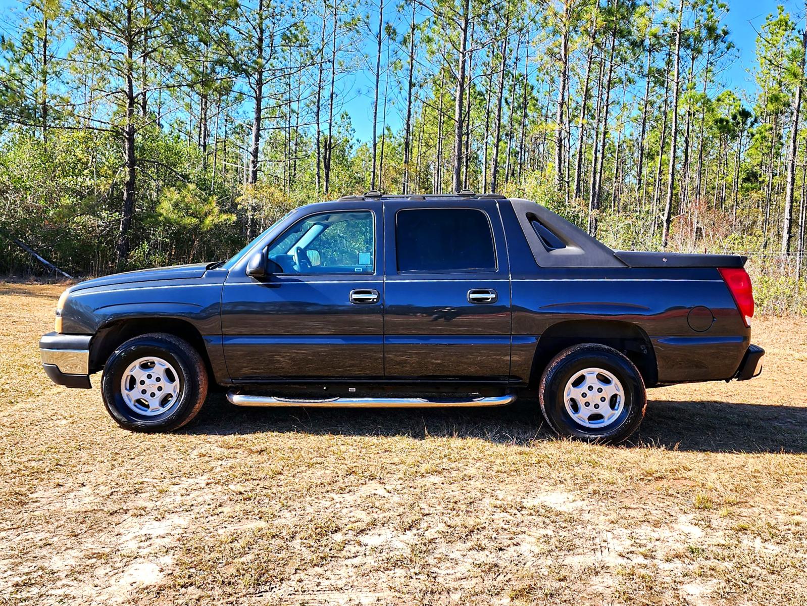 2004 Black Chevrolet Avalanche 1500 2WD (3GNEC12T14G) with an 5.3L V8 OHV 16V engine, 4-Speed Automatic Overdrive transmission, located at 18001 Kellogg Rd., Saucier, MS, 39574, (228) 832-1441, 0.000000, 0.000000 - GREAT VALUE !! 2004 CHEVROLET AVALANCHE 1500 – CHEVROLET Strong! - V8! 5.3L OHV 16V – Runs GREAT - Just Serviced! – CARFAX 2-OWNER Vehicle – CARFAX GREAT-VALUE Vehicle! – AUTOMATIC Transmission – Ice COLD A/C – Aftermarket -AM // FM // CD // AU - Photo #2