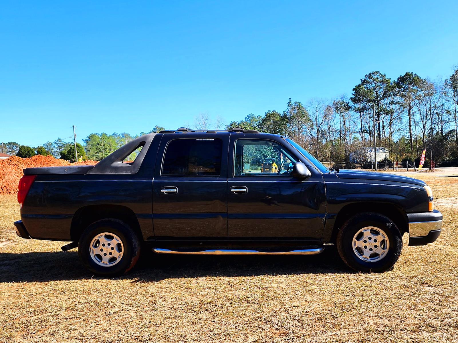 2004 Black Chevrolet Avalanche 1500 2WD (3GNEC12T14G) with an 5.3L V8 OHV 16V engine, 4-Speed Automatic Overdrive transmission, located at 18001 Kellogg Rd., Saucier, MS, 39574, (228) 832-1441, 0.000000, 0.000000 - GREAT VALUE !! 2004 CHEVROLET AVALANCHE 1500 – CHEVROLET Strong! - V8! 5.3L OHV 16V – Runs GREAT - Just Serviced! – CARFAX 2-OWNER Vehicle – CARFAX GREAT-VALUE Vehicle! – AUTOMATIC Transmission – Ice COLD A/C – Aftermarket -AM // FM // CD // AU - Photo #3