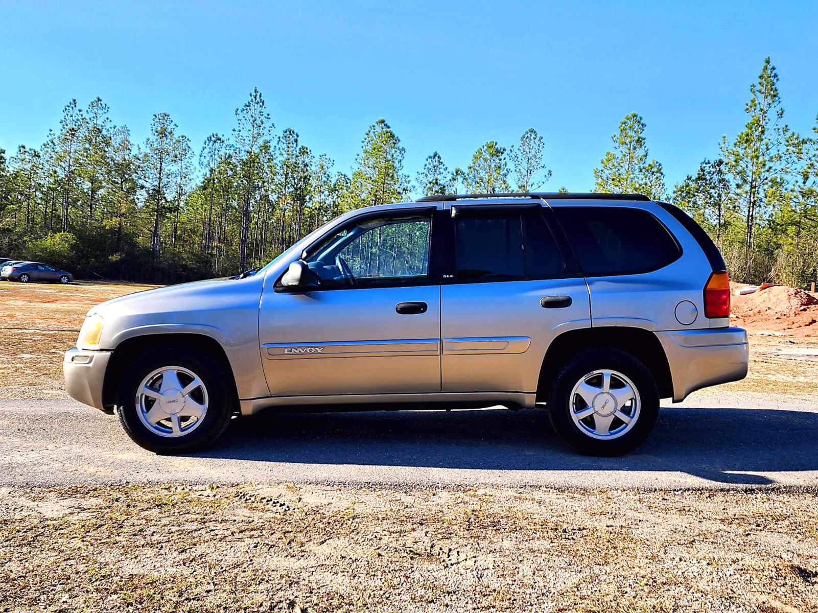 2003 Grey GMC Envoy SLE 2WD (1GKDS13S232) with an 4.2L L6 DOHC 24V engine, 4-Speed Automatic Overdrive transmission, located at 18001 Kellogg Rd., Saucier, MS, 39574, (228) 832-1441, 0.000000, 0.000000 - SUPER SHARP !! 2003 GMC ENVOY SLE – GMC Strong! - 4.2L DOHC 24V – Runs GREAT - Just Serviced! – Only 85k Miles – AUTOMATIC Transmission – Ice COLD A/C with Rear Controls – Power SUNROOF – AM // FM // CD Stereo – ON-STAR Equipped – - Photo #4