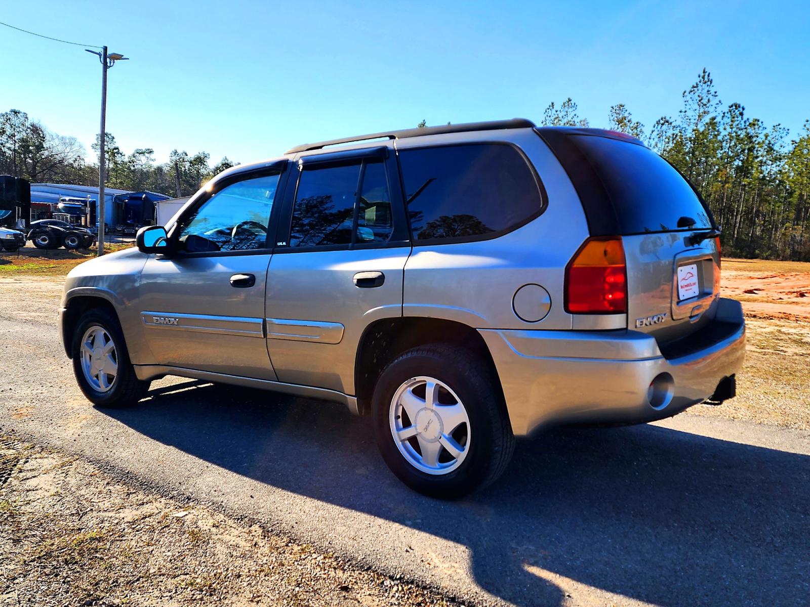 2003 Grey GMC Envoy SLE 2WD (1GKDS13S232) with an 4.2L L6 DOHC 24V engine, 4-Speed Automatic Overdrive transmission, located at 18001 Kellogg Rd., Saucier, MS, 39574, (228) 832-1441, 0.000000, 0.000000 - SUPER SHARP !! 2003 GMC ENVOY SLE – GMC Strong! - 4.2L DOHC 24V – Runs GREAT - Just Serviced! – Only 85k Miles – AUTOMATIC Transmission – Ice COLD A/C with Rear Controls – Power SUNROOF – AM // FM // CD Stereo – ON-STAR Equipped – - Photo #6