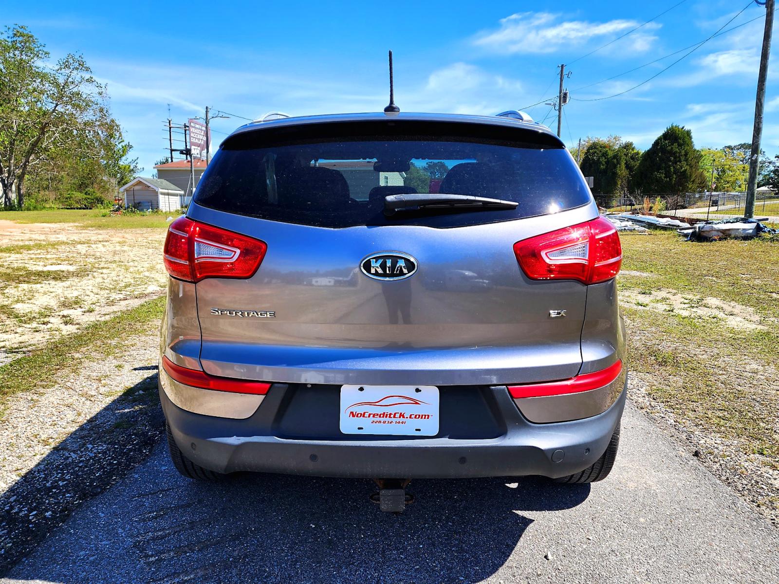 2012 Silver Kia Sportage EX FWD (KNDPC3A21C7) with an 2.4L V6 DOHC 24V engine, 6-Speed Automatic transmission, located at 18001 Kellogg Rd, Saucier, MS, 39574, (228) 832-1441, 139.421463, -76.641457 - Photo #4