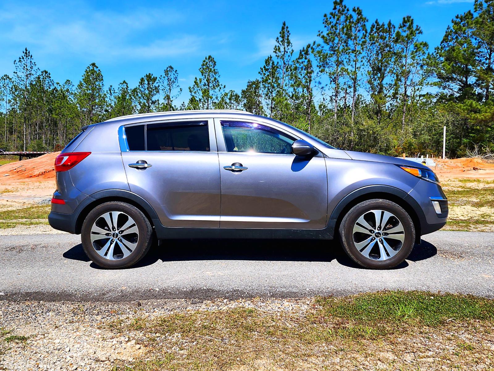 2012 Silver Kia Sportage EX FWD (KNDPC3A21C7) with an 2.4L V6 DOHC 24V engine, 6-Speed Automatic transmission, located at 18001 Kellogg Rd, Saucier, MS, 39574, (228) 832-1441, 139.421463, -76.641457 - Photo #6