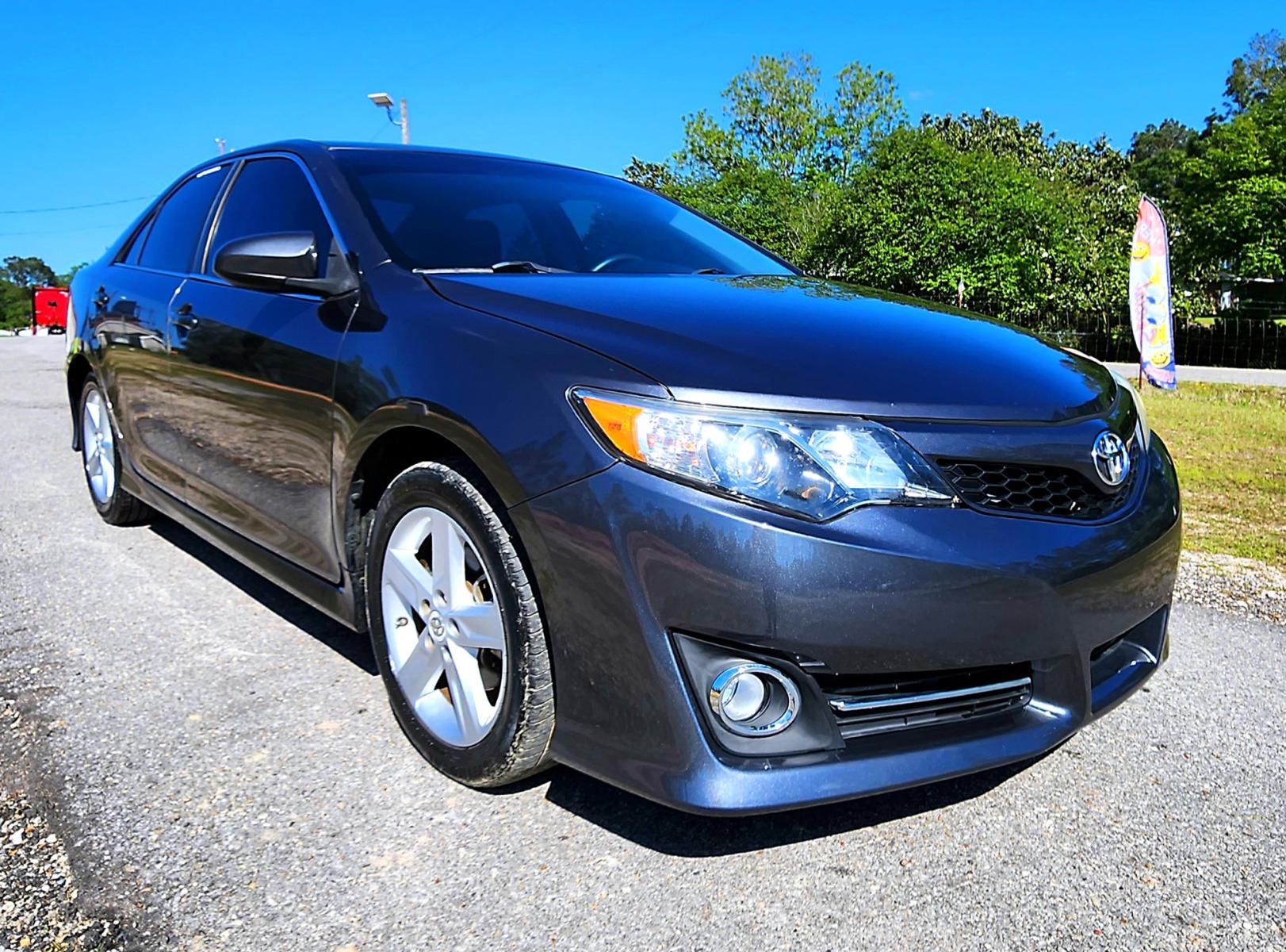 2012 Grey Toyota Camry SE (4T1BF1FK1CU) with an 2.5L L4 DOHC 16V engine, 6-Speed Automatic transmission, located at 18001 Kellogg Rd., Saucier, MS, 39574, (228) 832-1441, 0.000000, 0.000000 - SUPER SPORTY !! 2012 TOYOTA CAMRY SE – TOYOTA Strong! - 2.5L DOHC 16V – Runs GREAT - Just Serviced! – CARFAX Well-Maintained Vehicle! – FUEL SAVER!! est. 35 MPG hwy! – AUTOMATIC Transmission – Ice COLD A/C – Touchscreen -AM // FM // CD // USB // - Photo #1