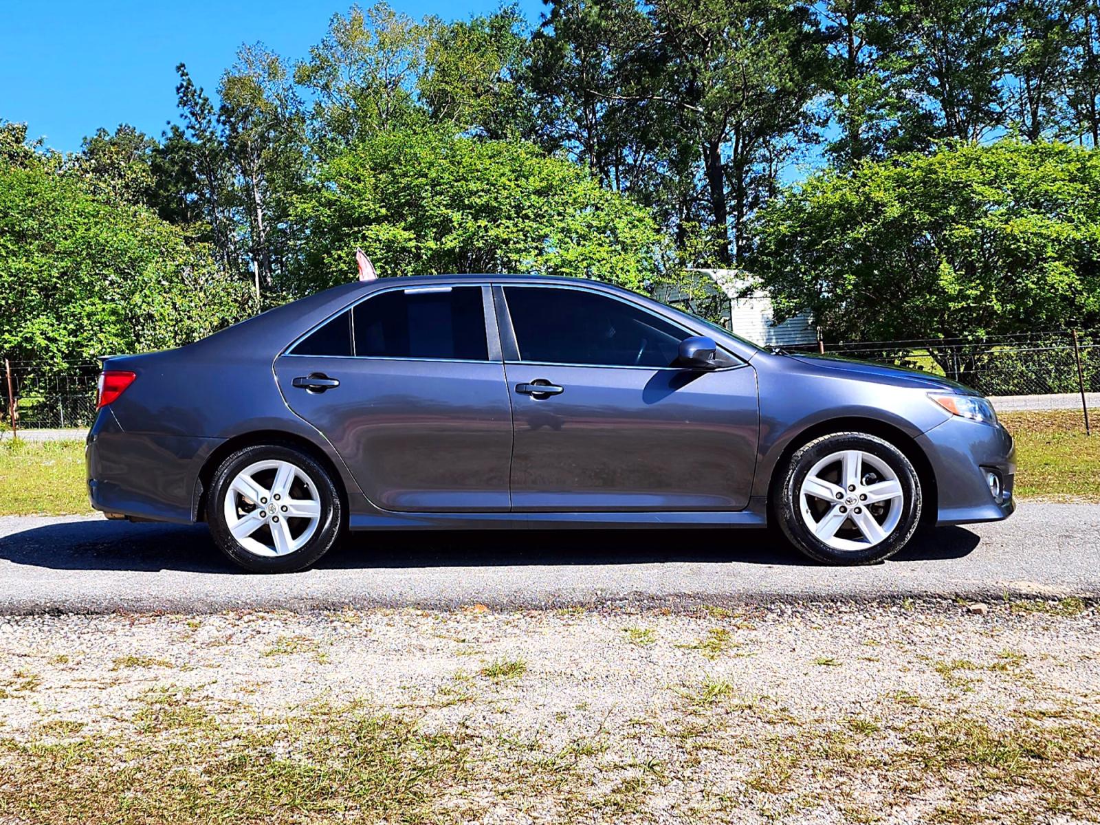 2012 Grey Toyota Camry SE (4T1BF1FK1CU) with an 2.5L L4 DOHC 16V engine, 6-Speed Automatic transmission, located at 18001 Kellogg Rd., Saucier, MS, 39574, (228) 832-1441, 0.000000, 0.000000 - SUPER SPORTY !! 2012 TOYOTA CAMRY SE – TOYOTA Strong! - 2.5L DOHC 16V – Runs GREAT - Just Serviced! – CARFAX Well-Maintained Vehicle! – FUEL SAVER!! est. 35 MPG hwy! – AUTOMATIC Transmission – Ice COLD A/C – Touchscreen -AM // FM // CD // USB // - Photo #2