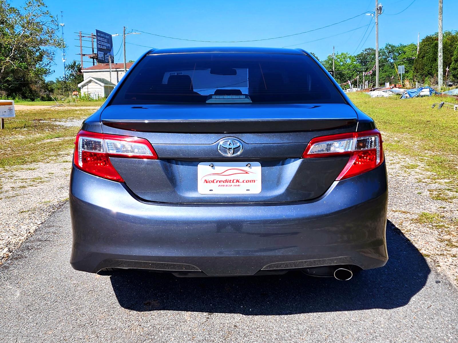2012 Grey Toyota Camry SE (4T1BF1FK1CU) with an 2.5L L4 DOHC 16V engine, 6-Speed Automatic transmission, located at 18001 Kellogg Rd., Saucier, MS, 39574, (228) 832-1441, 0.000000, 0.000000 - SUPER SPORTY !! 2012 TOYOTA CAMRY SE – TOYOTA Strong! - 2.5L DOHC 16V – Runs GREAT - Just Serviced! – CARFAX Well-Maintained Vehicle! – FUEL SAVER!! est. 35 MPG hwy! – AUTOMATIC Transmission – Ice COLD A/C – Touchscreen -AM // FM // CD // USB // - Photo #4