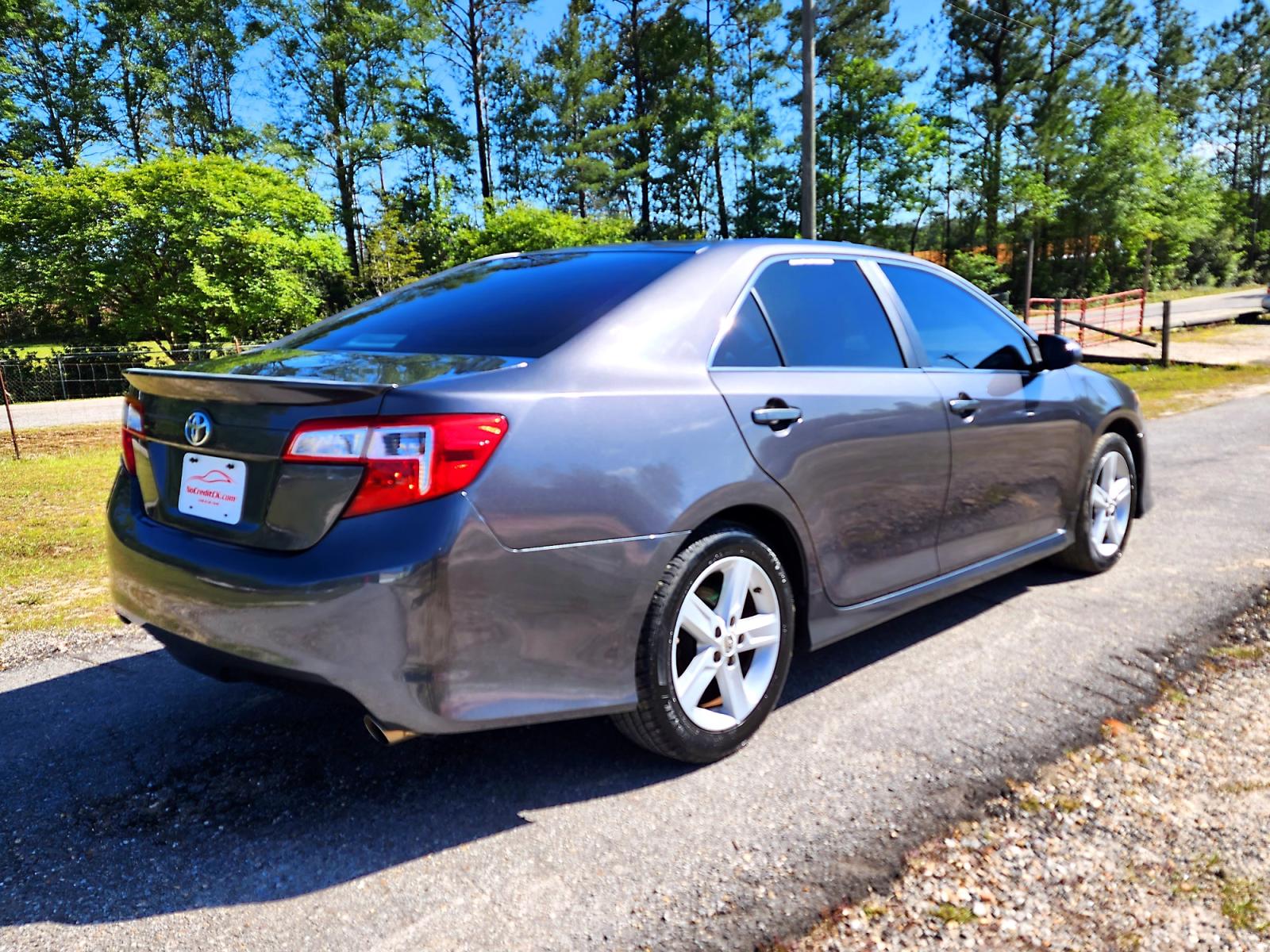 2012 Grey Toyota Camry SE (4T1BF1FK1CU) with an 2.5L L4 DOHC 16V engine, 6-Speed Automatic transmission, located at 18001 Kellogg Rd., Saucier, MS, 39574, (228) 832-1441, 0.000000, 0.000000 - SUPER SPORTY !! 2012 TOYOTA CAMRY SE – TOYOTA Strong! - 2.5L DOHC 16V – Runs GREAT - Just Serviced! – CARFAX Well-Maintained Vehicle! – FUEL SAVER!! est. 35 MPG hwy! – AUTOMATIC Transmission – Ice COLD A/C – Touchscreen -AM // FM // CD // USB // - Photo #6