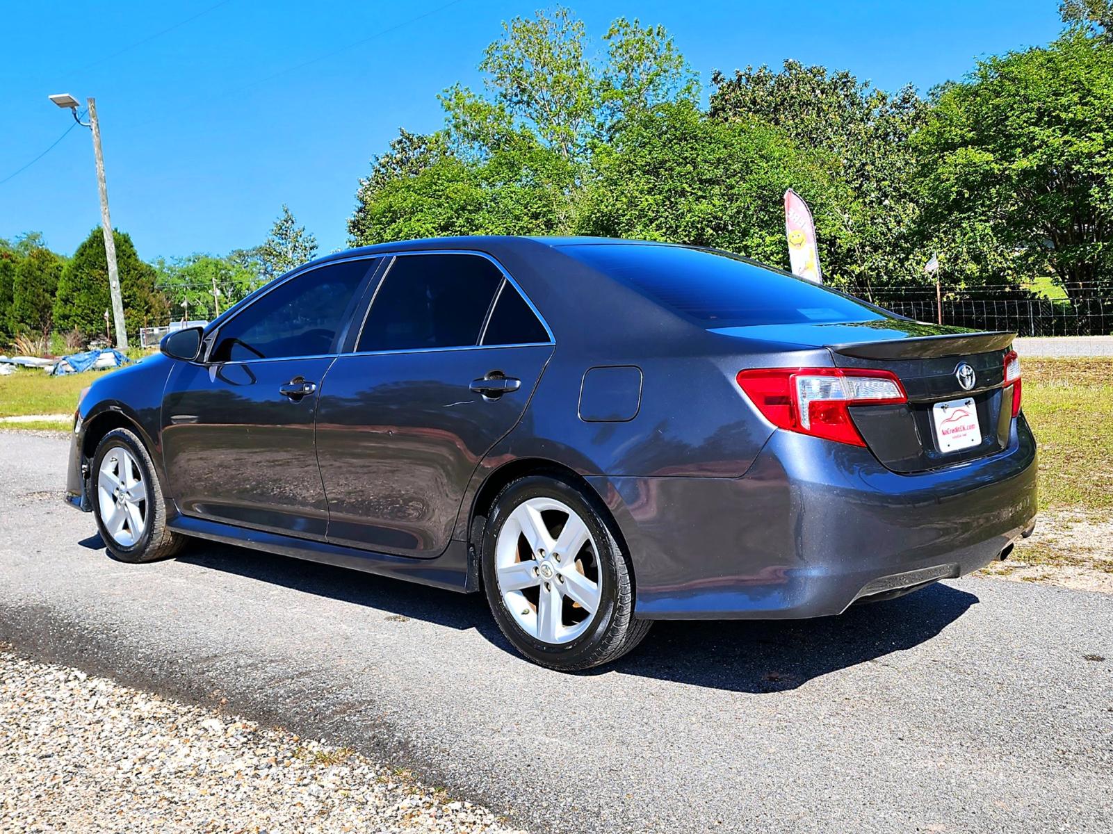 2012 Grey Toyota Camry SE (4T1BF1FK1CU) with an 2.5L L4 DOHC 16V engine, 6-Speed Automatic transmission, located at 18001 Kellogg Rd., Saucier, MS, 39574, (228) 832-1441, 0.000000, 0.000000 - SUPER SPORTY !! 2012 TOYOTA CAMRY SE – TOYOTA Strong! - 2.5L DOHC 16V – Runs GREAT - Just Serviced! – CARFAX Well-Maintained Vehicle! – FUEL SAVER!! est. 35 MPG hwy! – AUTOMATIC Transmission – Ice COLD A/C – Touchscreen -AM // FM // CD // USB // - Photo #7