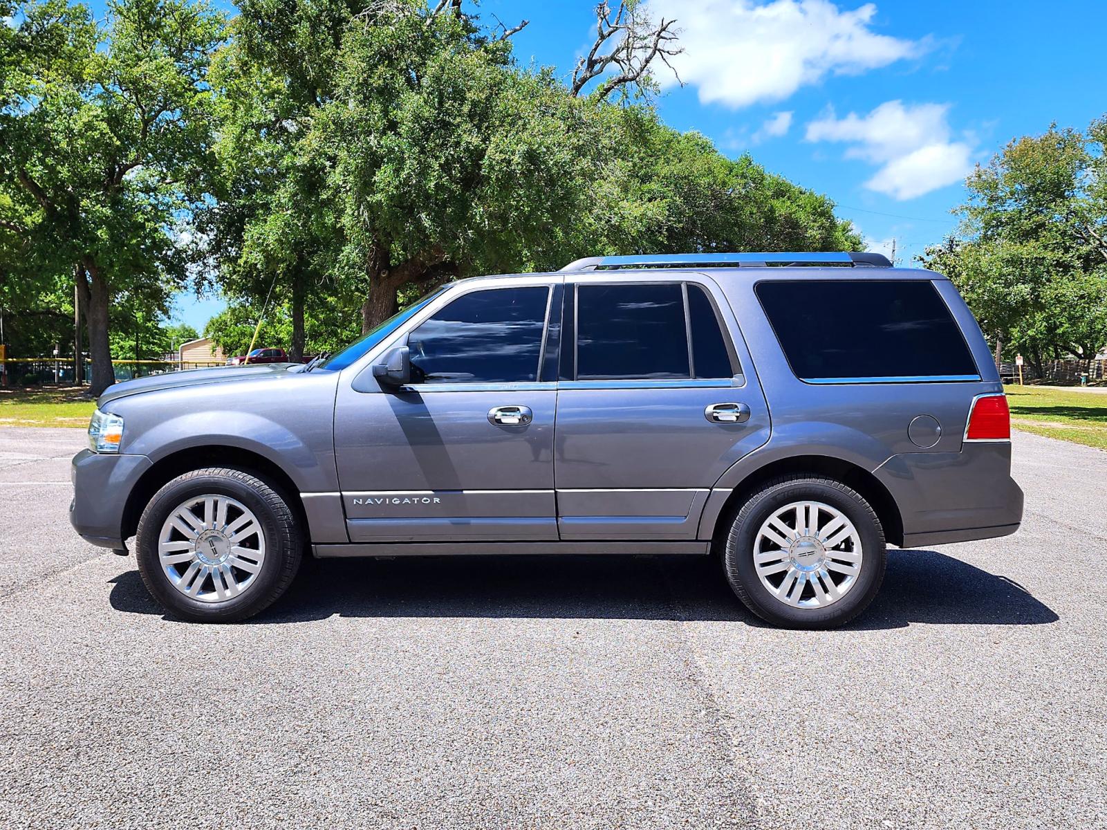 2013 Grey Lincoln Navigator 2WD (5LMJJ2H52DE) with an 5.4L V8 SOHC 24V engine, 6-Speed Automatic transmission, located at 18001 Kellogg Rd., Saucier, MS, 39574, (228) 832-1441, 0.000000, 0.000000 - THIRD ROW !! 2013 LINCOLN NAVIGATOR – LINCOLN Strong! - V8! 5.4L SOHC 24V – Runs GREAT - Just Serviced! – CARFAX Well-Maintained Vehicle! – AUTOMATIC Transmission – Ice COLD A/C with Rear Controls – Power SUNROOF – Touchscreen -AM // FM // AUX / - Photo #4