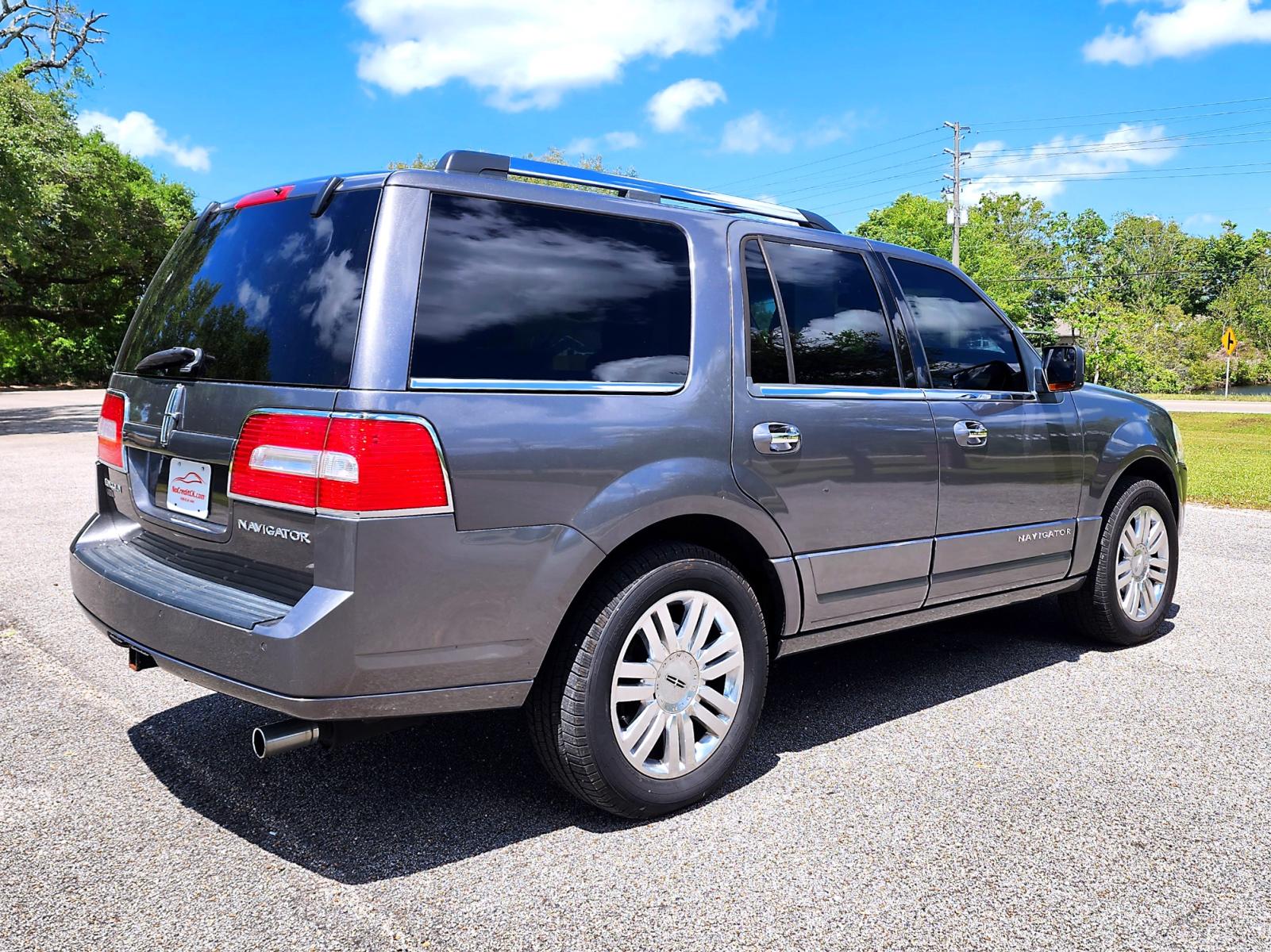 2013 Grey Lincoln Navigator 2WD (5LMJJ2H52DE) with an 5.4L V8 SOHC 24V engine, 6-Speed Automatic transmission, located at 18001 Kellogg Rd., Saucier, MS, 39574, (228) 832-1441, 0.000000, 0.000000 - Photo #5