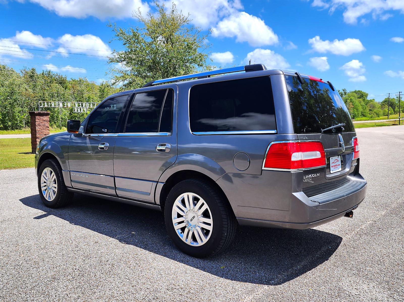 2013 Grey Lincoln Navigator 2WD (5LMJJ2H52DE) with an 5.4L V8 SOHC 24V engine, 6-Speed Automatic transmission, located at 18001 Kellogg Rd., Saucier, MS, 39574, (228) 832-1441, 0.000000, 0.000000 - Photo #6