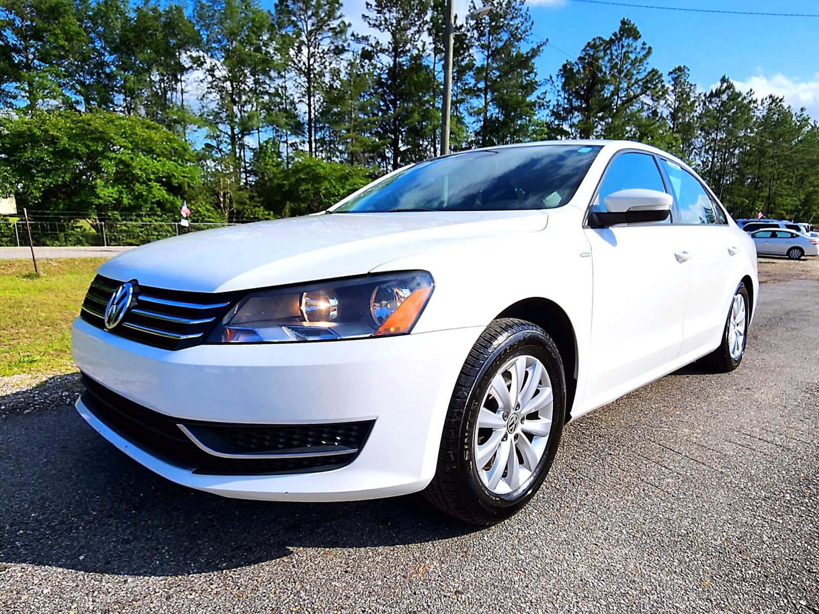 2014 White Volkswagen Passat 1.8T S PZEV AT (1VWAT7A38EC) with an 1.8L L4 TURBO engine, 6-Speed Automatic transmission, located at 18001 Kellogg Rd., Saucier, MS, 39574, (228) 832-1441, 0.000000, 0.000000 - Photo #18