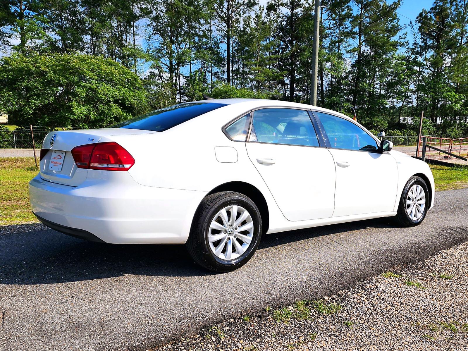 2014 White Volkswagen Passat 1.8T S PZEV AT (1VWAT7A38EC) with an 1.8L L4 TURBO engine, 6-Speed Automatic transmission, located at 18001 Kellogg Rd., Saucier, MS, 39574, (228) 832-1441, 0.000000, 0.000000 - Photo #5