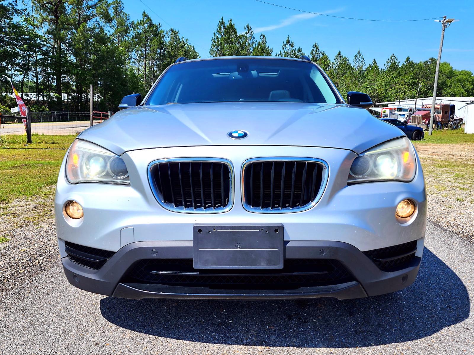 2014 Silver BMW X1 sDrive28i (WBAVM1C57EV) with an 2.0L L4 DOHC 16V engine, 8-Speed Automatic transmission, located at 18001 Kellogg Rd., Saucier, MS, 39574, (228) 832-1441, 0.000000, 0.000000 - Photo #2