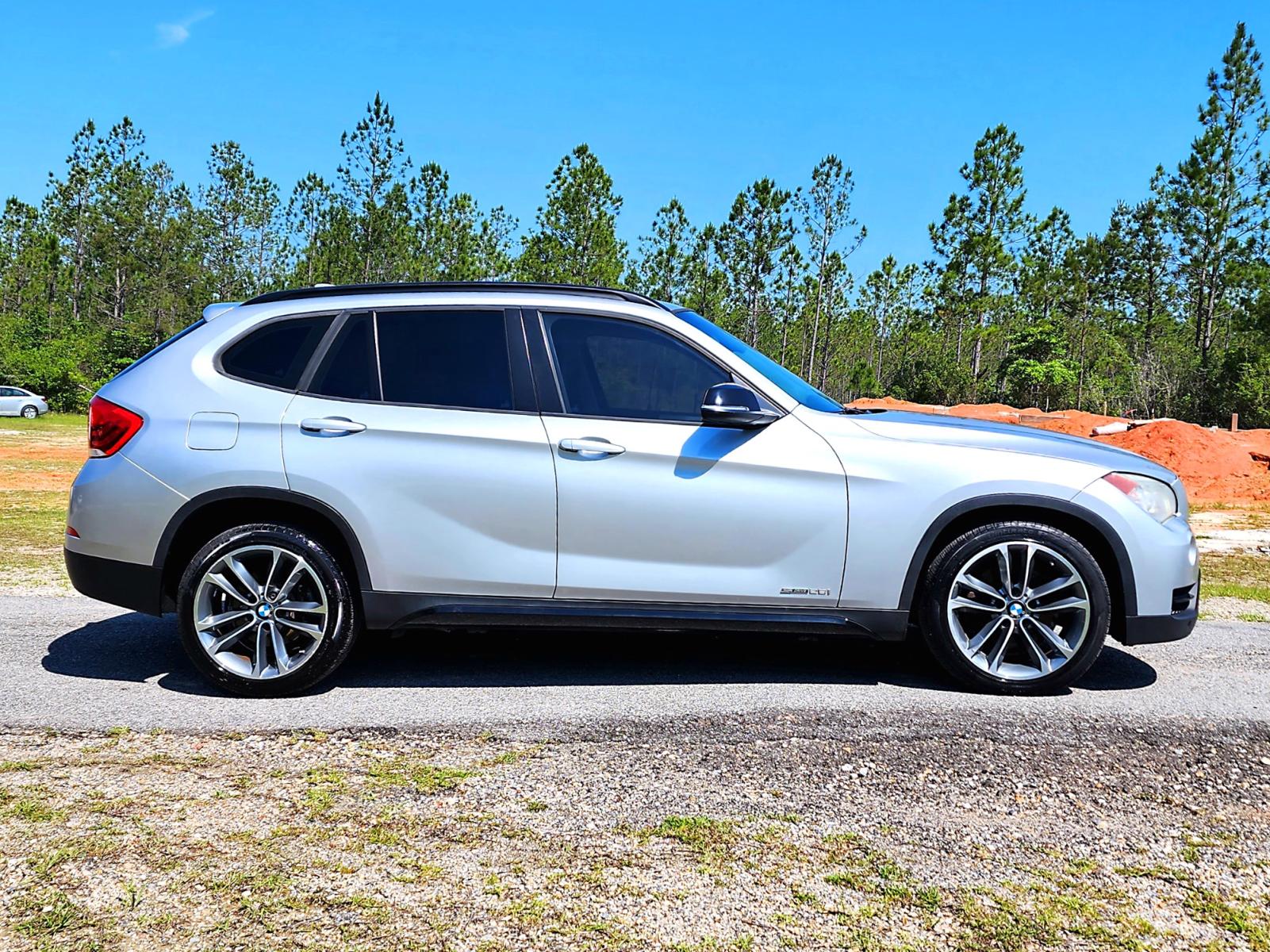 2014 Silver BMW X1 sDrive28i (WBAVM1C57EV) with an 2.0L L4 DOHC 16V engine, 8-Speed Automatic transmission, located at 18001 Kellogg Rd., Saucier, MS, 39574, (228) 832-1441, 0.000000, 0.000000 - Photo #3