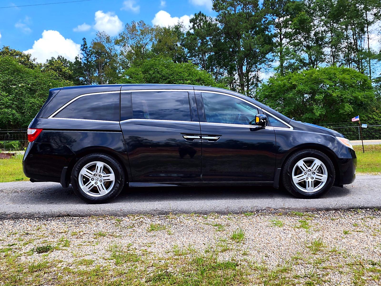 2013 Black Honda Odyssey Touring (5FNRL5H97DB) with an 3.5L V6 SOHC 24V engine, 5-Speed Automatic transmission, located at 18001 Kellogg Rd, Saucier, MS, 39574, (228) 832-1441, 139.421463, -76.641457 - Photo #3