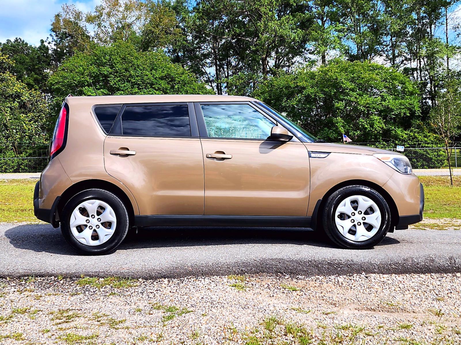 2015 Brown Kia Soul Base (KNDJN2A28F7) with an 1.6L L4 DOHC 16V engine, Automatic transmission, located at 18001 Kellogg Rd., Saucier, MS, 39574, (228) 832-1441, 0.000000, 0.000000 - Photo #3
