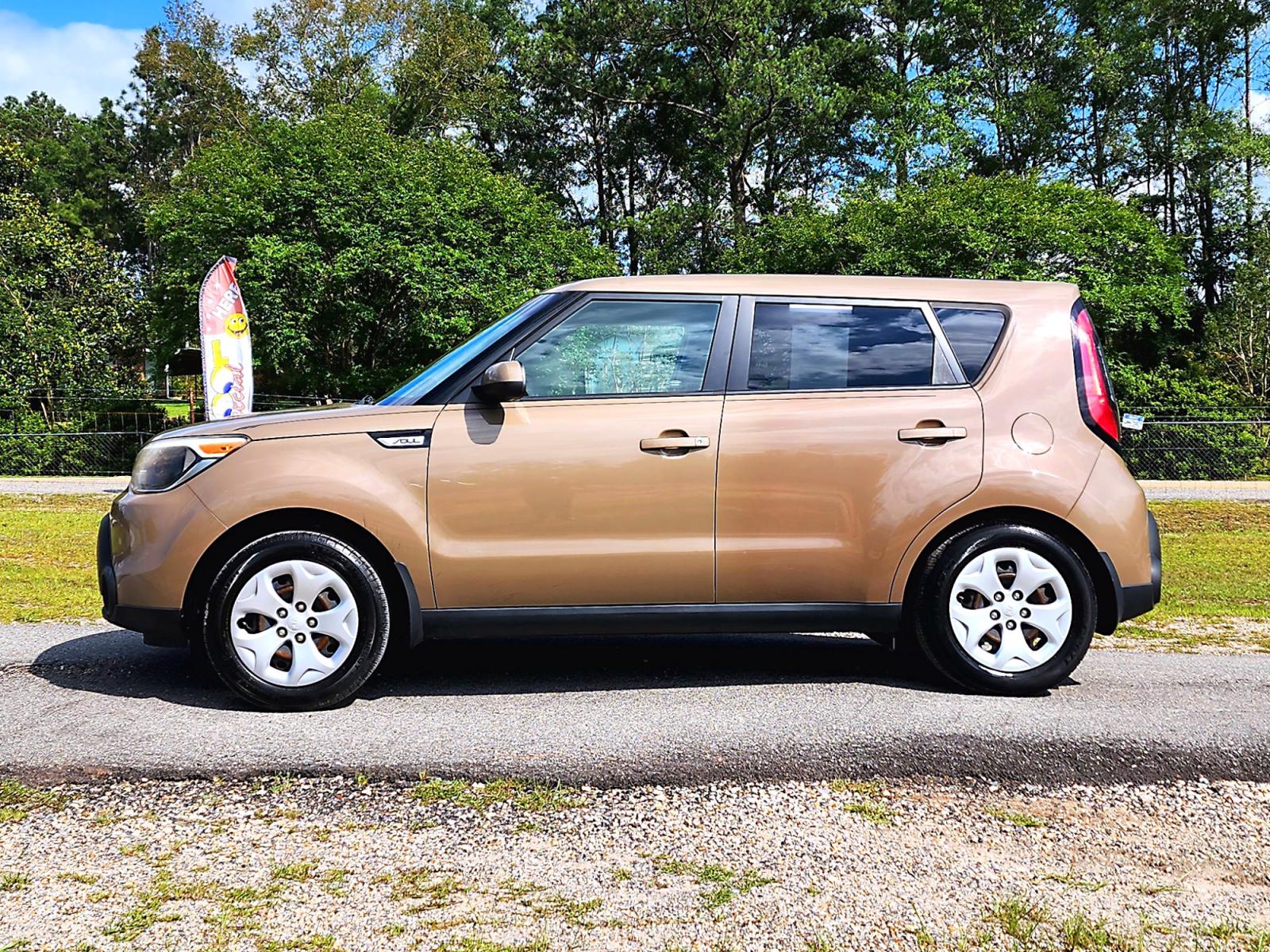 2015 Brown Kia Soul Base (KNDJN2A28F7) with an 1.6L L4 DOHC 16V engine, Automatic transmission, located at 18001 Kellogg Rd., Saucier, MS, 39574, (228) 832-1441, 0.000000, 0.000000 - Photo #4