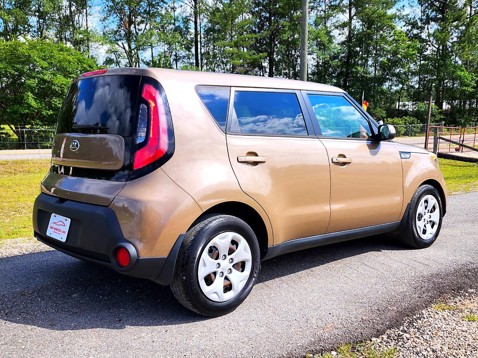 2015 Brown Kia Soul Base (KNDJN2A28F7) with an 1.6L L4 DOHC 16V engine, Automatic transmission, located at 18001 Kellogg Rd., Saucier, MS, 39574, (228) 832-1441, 0.000000, 0.000000 - Photo #5