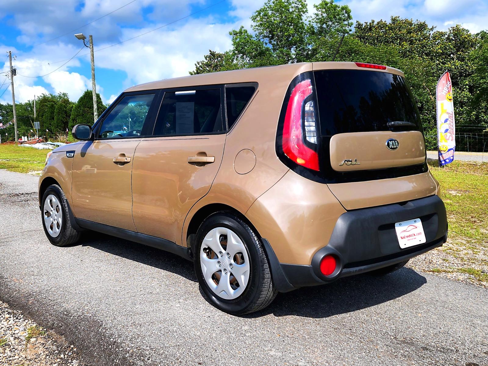 2015 Brown Kia Soul Base (KNDJN2A28F7) with an 1.6L L4 DOHC 16V engine, Automatic transmission, located at 18001 Kellogg Rd., Saucier, MS, 39574, (228) 832-1441, 0.000000, 0.000000 - Photo #7