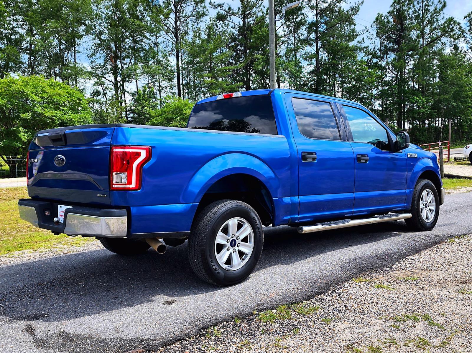 2016 Blue Ford F-150 SuperCrew XLT 5.5-ft. 2WD (1FTEW1CF4GF) with an 5.0L V8 engine, 6A transmission, located at 18001 Kellogg Rd., Saucier, MS, 39574, (228) 832-1441, 0.000000, 0.000000 - CLEAN CARFAX !! 2016 FORD F-150 XLT SUPERCREW – FORD Strong! - V8! 5.0L – Runs GREAT - Just Serviced! – CARFAX 2-OWNER Vehicle – CLEAN CARFAX Vehicle! – AUTOMATIC Transmission – Ice COLD A/C – Touchscreen -AM // FM // XM // AUX // USB // BLUETO - Photo #5