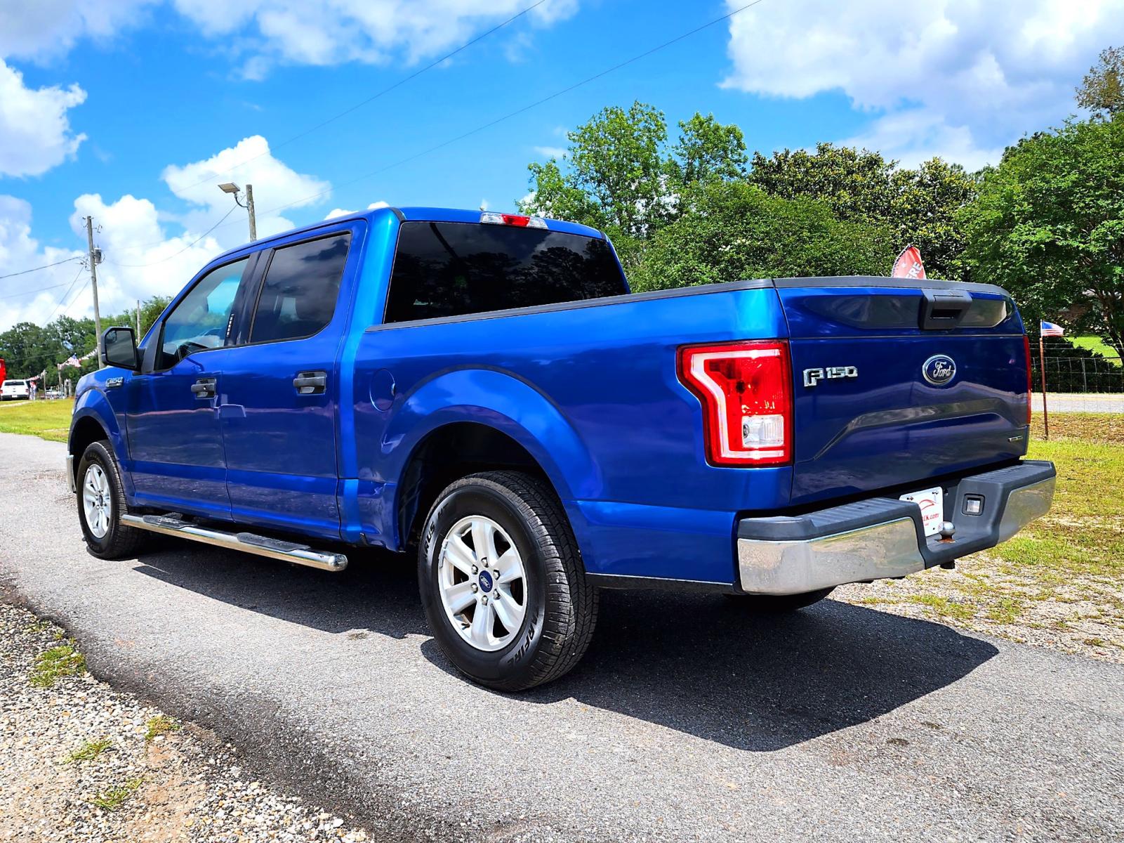 2016 Blue Ford F-150 SuperCrew XLT 5.5-ft. 2WD (1FTEW1CF4GF) with an 5.0L V8 engine, 6A transmission, located at 18001 Kellogg Rd., Saucier, MS, 39574, (228) 832-1441, 0.000000, 0.000000 - CLEAN CARFAX !! 2016 FORD F-150 XLT SUPERCREW – FORD Strong! - V8! 5.0L – Runs GREAT - Just Serviced! – CARFAX 2-OWNER Vehicle – CLEAN CARFAX Vehicle! – AUTOMATIC Transmission – Ice COLD A/C – Touchscreen -AM // FM // XM // AUX // USB // BLUETO - Photo #6