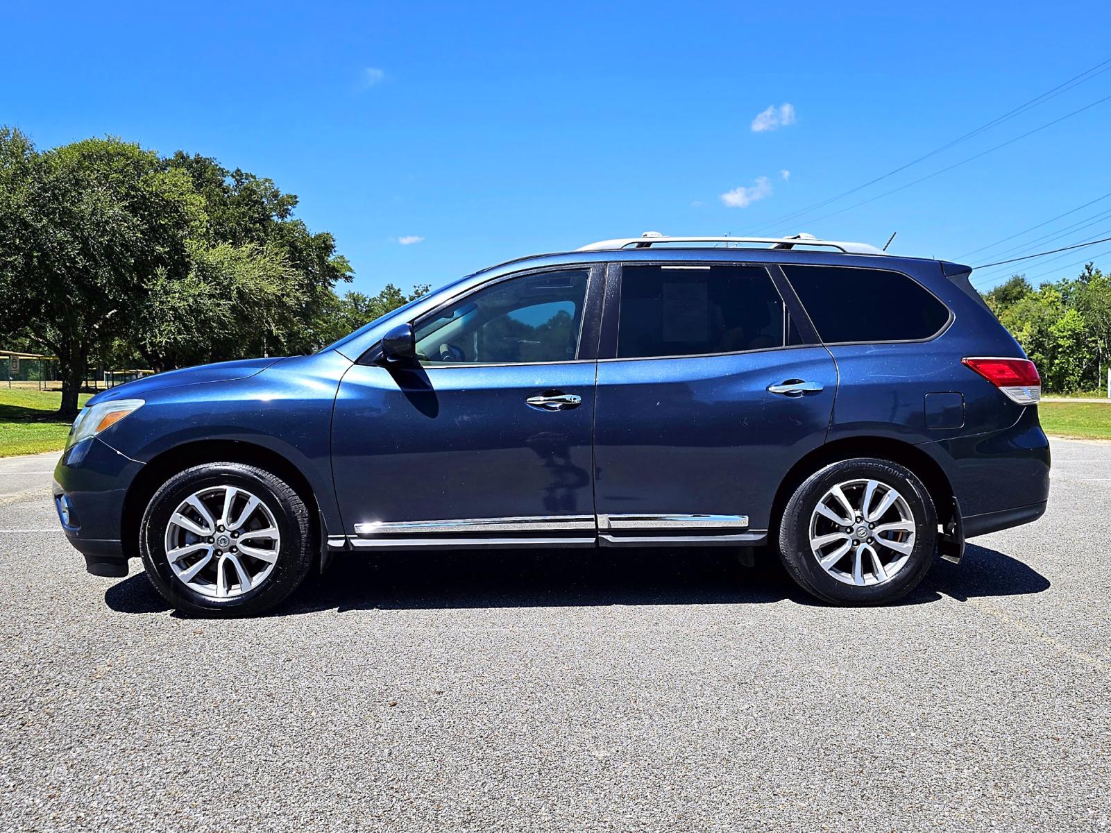 2014 Blue Nissan Pathfinder S 2WD (5N1AR2MN3EC) with an 3.5L V6 DOHC 24V engine, Continuously Variable Transmission transmission, located at 18001 Kellogg Rd., Saucier, MS, 39574, (228) 832-1441, 0.000000, 0.000000 - Photo #4