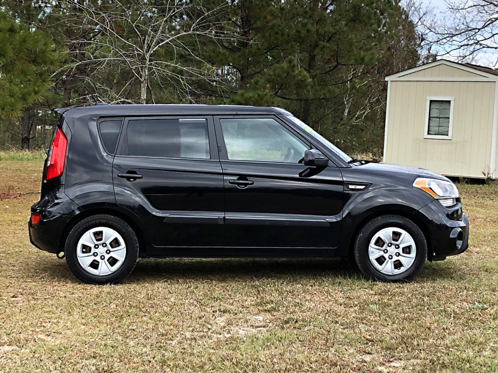 2013 Black Kia Soul Base (KNDJT2A53D7) with an 1.6L L4 DOHC 16V engine, 5-Speed Manual transmission, located at 18001 Kellogg Rd, Saucier, MS, 39574, (228) 832-1441, 39.421459, -76.641457 - 2013 KIA SOUL *** MECHANIC SPECIAL *** {{{ ENGINE SEIZED }}} – CLEAN TITLE – 1.6L L4 DOHC 16V – CARFAX 1-OWNER!! – FUEL SAVER !! est. 35 MPG hwy – AUTOMATIC Transmission – DARK Tinted Windows – CRUISE w/ Steering Wheel Controls – AM/FM/CD/MP3/Bluetooth Stereo MECHANIC S - Photo #1
