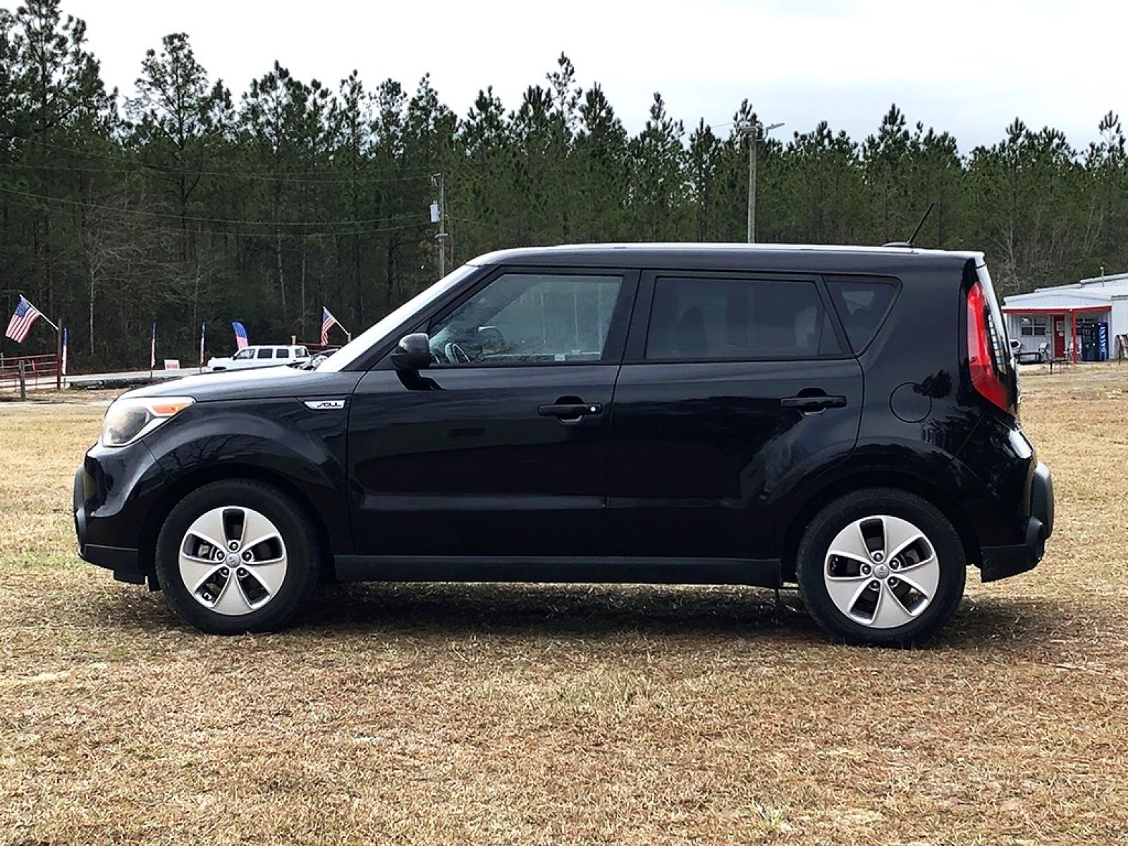 2015 Black Kia Soul Base (KNDJN2A20F7) with an 1.6L L4 DOHC 16V engine, Automatic transmission, located at 18001 Kellogg Rd, Saucier, MS, 39574, (228) 832-1441, 39.421459, -76.641457 - Photo #2