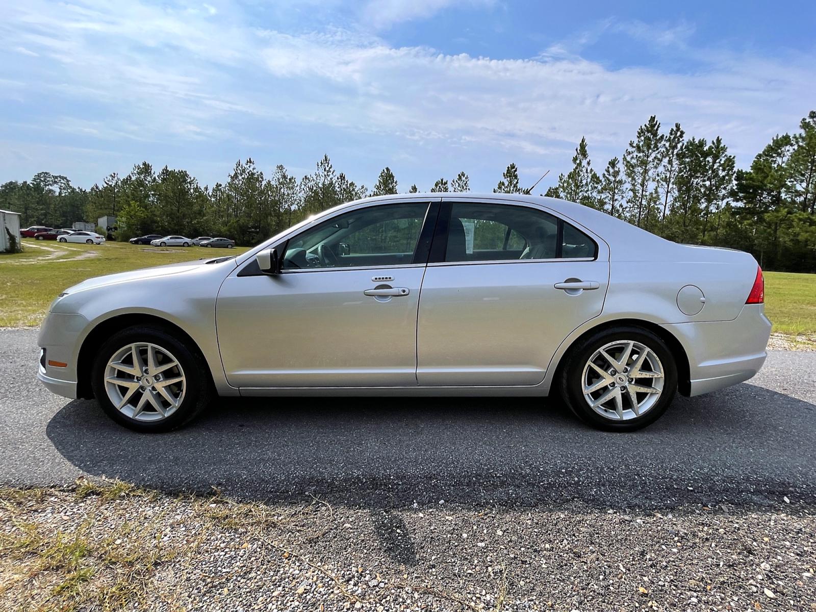 2012 Silver Ford Fusion SEL (3FAHP0JA3CR) with an 2.5L L4 DOHC 16V engine, Automatic transmission, located at 18001 Kellogg Rd., Saucier, MS, 39574, (228) 832-1441, 0.000000, 0.000000 - FUEL SAVER !! 2012 FORD FUSION SEL – FORD Strong! - 2.5L DOHC 16V – Runs GREAT - Just Serviced! – FUEL SAVER!! est. 33 MPG hwy! – AUTOMATIC Transmission – Ice COLD A/C – AM // FM // XM // CD // AUX // USB // BLUETOOTH Stereo – CRUISE with Steeri - Photo #2